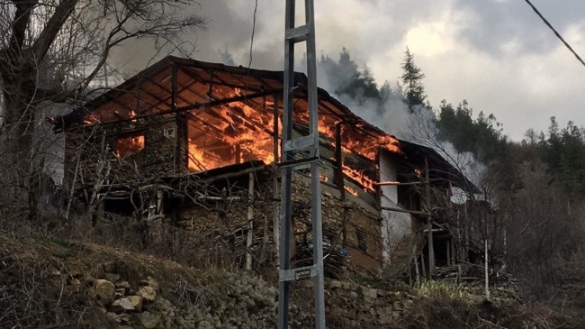 Adana’da çıkan yangında müstakil ev kullanılmaz hale geldi