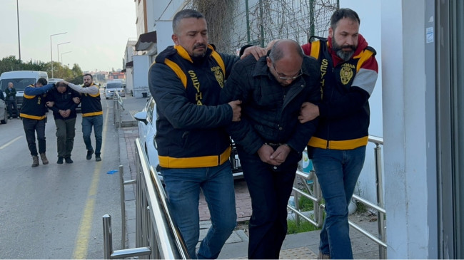 Adana’da evlerinde ruhsatsız 12 silah ele geçirilen 2 kardeş tutuklandı