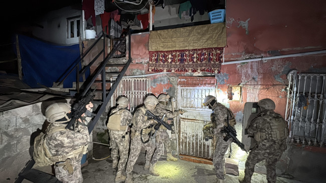 Adana’da uyuşturucu sattığı ileri sürülen 27 şüpheliyi yakalamaya yönelik özel harekat ekiplerince operasyon düzenlendi