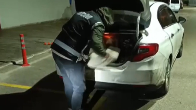 Adana’da otomobilin arka koltuğunun altına gizlenmiş gümrük kaçağı 508 elektronik sigara ele geçirildi, 2 şüpheli gözaltına alındı
