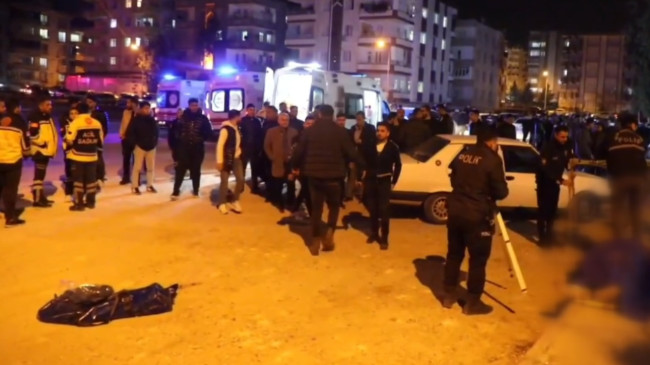 Gaziantep’te husumetli olduğu akrabalarına taziye evinde ateş ederek 2 kişiyi öldürüp, 4 kişiyi yaralayan zanlı kaçtı.