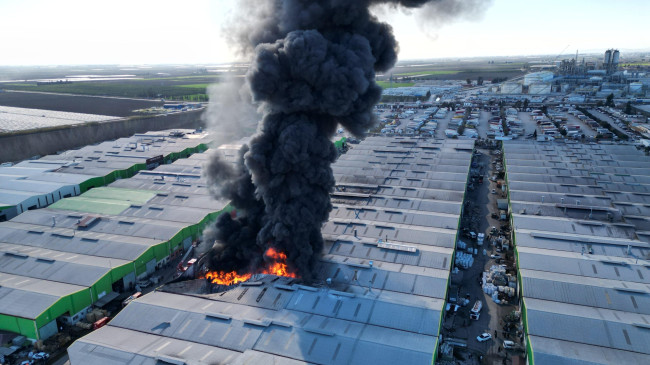 ADANA’DA PLASTİK GERİ DÖNÜŞÜM TESİSİNDE YANGIN ÇIKTI