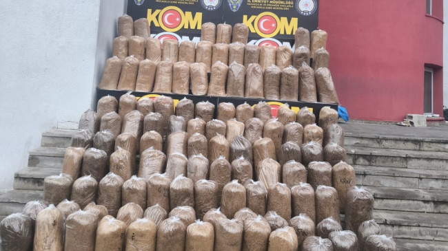 Adana’da durdurulan bir minibüste 600 kilogram gümrük kaçağı tütün ele geçirildi