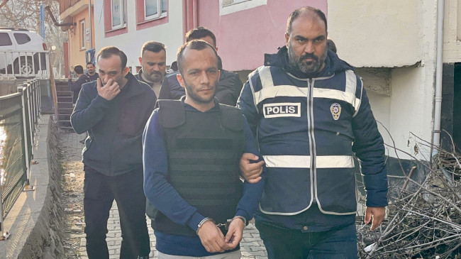 ADANA’DA EVİNE GİRDİĞİ KADINI BAŞINDAN TABANCAYLA VURUP, ALTIN BİLEZİKLERİNİ ALAN ZANLI YAKALANDI