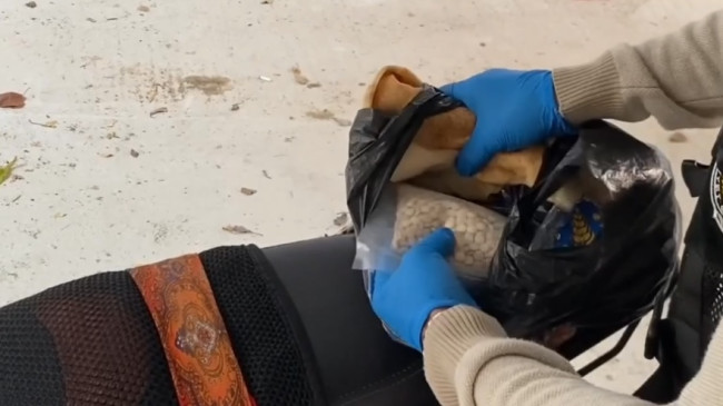 Adana’da pide ekmeğinin altına gizlenmiş uyuşturucu hap ele geçirildi