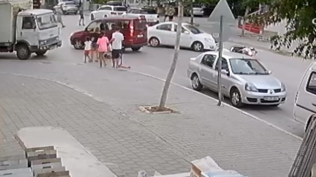 Adana’da bulvarla sokağın kesiştiği noktadaki trafik kazaları güvenlik kamerasında