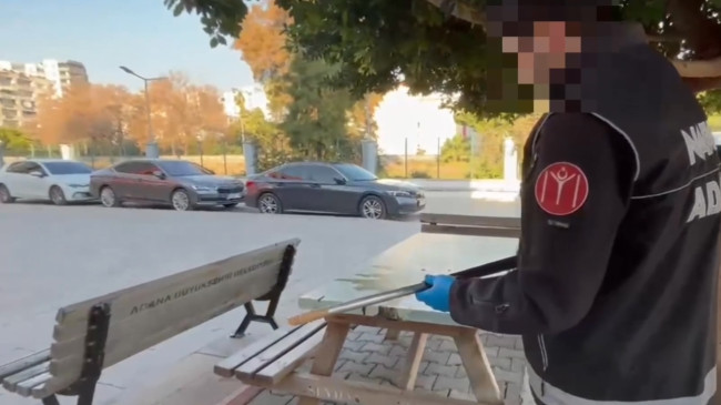 Adana’da suçüstü yakalanan 2 uyuşturucu satıcısı tutuklandı