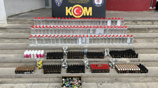 Adana’da kaçak 300 litre etil alkol ve 1000 aroma kiti ele geçirildi