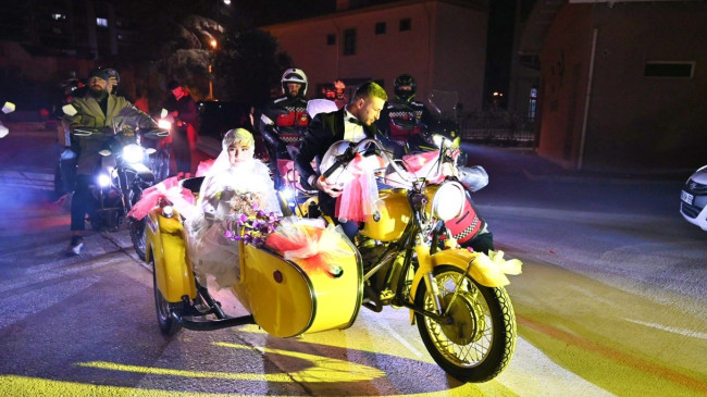 OSMANİYELİ ÇİFT SÜSLEDİKLERİ  SEPETLİ MOTOSİKLETİ DÜĞÜN ARACI YAPTI