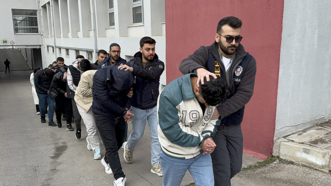 ADANA’DA YASA DIŞI BAHİS GELİRLERİNİ AKLADIKLARI İDDİASIYLA YAKALANAN 7 ZANLI TUTUKLANDI