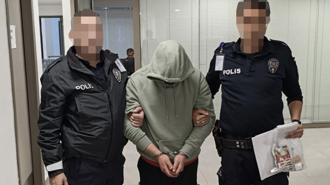 Mersin’de 157 ayrı dolandırıcılık suçundan aranan şüpheli sahte kimlik ve pasaportla yakalandı