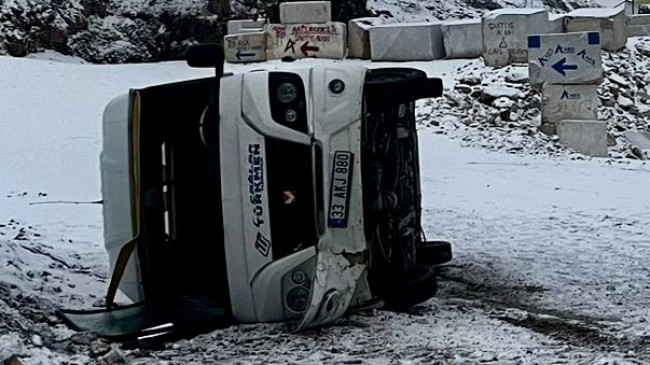 Mersin’de devrilen okul servisindeki 7 kişi kazayı yara almadan atlattı