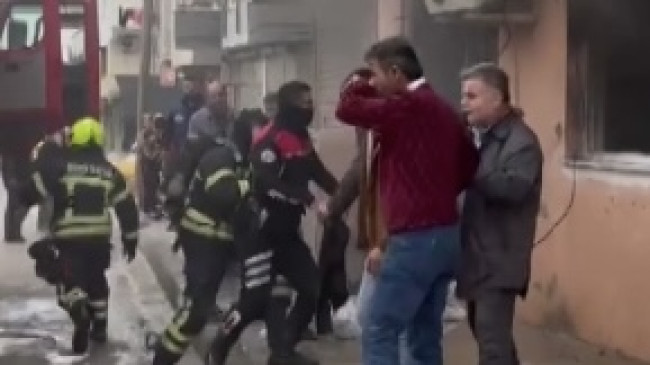 MERSİN’DE YANGIN ÇIKAN EVDE MAHSUR KALAN 3 ÇOCUK İTFAİYE EKİPLERİNCE KURTARILDI
