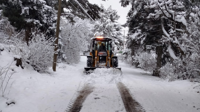 Adana ve Mersin’in yüksek kesimlerinde karla kaplanan yollar açılıyor