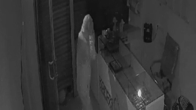 Adana’da iş yerlerinden hırsızlık yapan 2 zanlı güvenlik kamerası görüntülerinden belirlenerek yakalandı