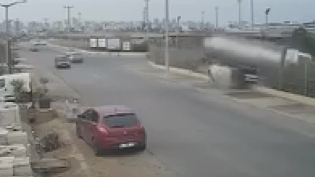Adana’da seyir halindeki su tankeri alışveriş merkezinin otoparkına devrildi