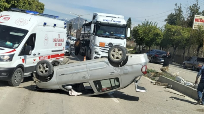 Kozan’da aydınlatma direğine çarparak devrilen otomobilin sürücüsü yaralandı