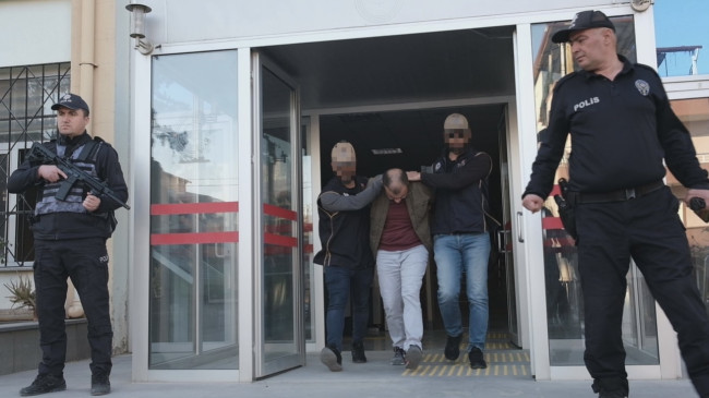 MERSİN’DE SOSYAL MEDYADA CUMHURBAŞKANI ERDOĞAN VE AİLESİNE HAKARET EDEN ZANLI TUTUKLANDI