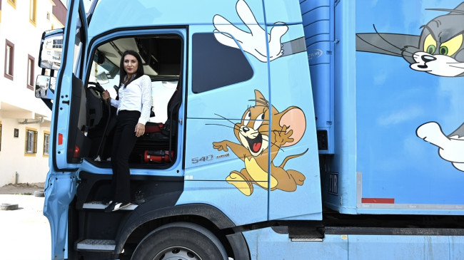 Tır şoförü kocasından etkilenen kadın direksiyon başına geçti