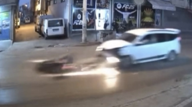 Adana’da hafif ticari araç ile motosikletin çarpıştığı kaza güvenlik kamerasında