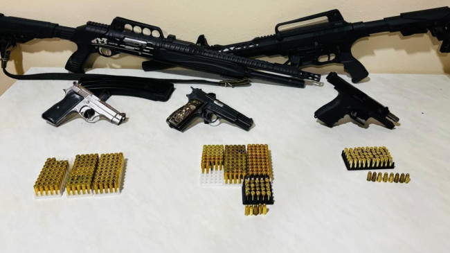 Adana’da bir evde 5 ruhsatsız silah ve 362 mermi ele geçirildi