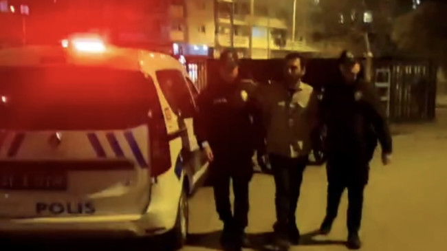 Adana’da 37 suçtan 12,5 yıl hapis cezasıyla aranan hükümlü polisi görüp panikleyince yakalandı