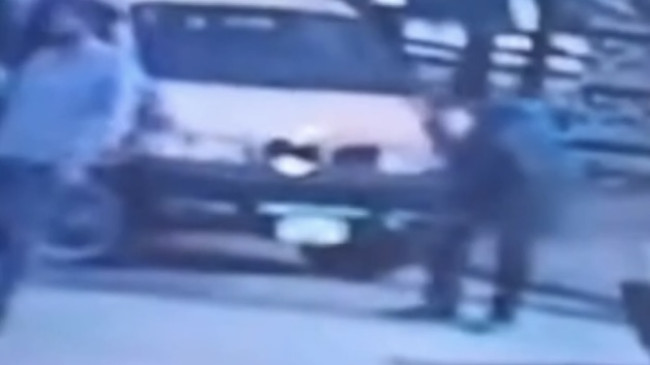 Adana’da kadının düşürdüğü altın bileziği aldığı öne sürülen kişi kamerada