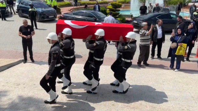 ANTALYA’DA KALP KRİZİ SONUCU ŞEHİT OLAN POLİS MEMURUNUN CENAZESİ MEMLEKETİ ADANA’DA DEFNEDİLDİ