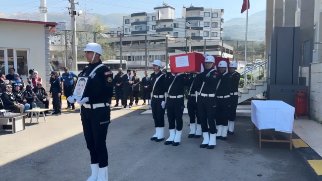 HATAY’DA KALP KRİZİ SONUCU YAŞAMINI YİTİREN POLİS MEMURUNUN CENAZESİ MEMLEKETİ OSMANİYE’DE TOPRAĞA VERİLDİ