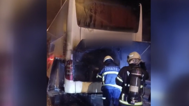 Adana’da yangın çıkan yolcu otobüsünde hasar oluştu