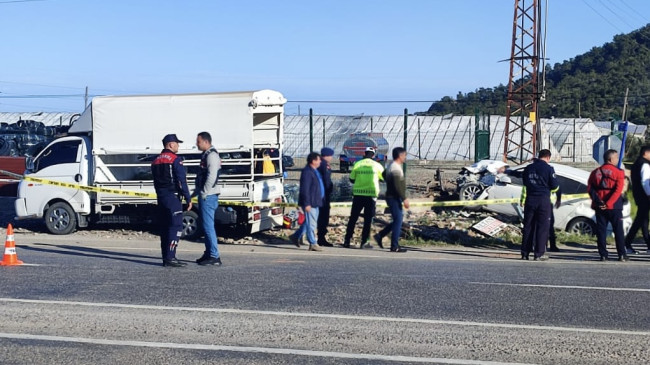 Mersin’de kamyonetle otomobilin çarpışması sonucu 1 kişi öldü, 6 kişi yaralandı