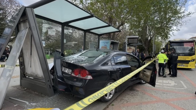 Gaziantep’te otomobilin otobüs durağına çarpması sonucu 5 kişi yaralandı