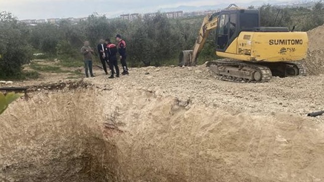 Mersin’de iş makinesiyle tarihi eser bulmak için kaçak kazı yapan 2 şüpheli suçüstü yakalandı
