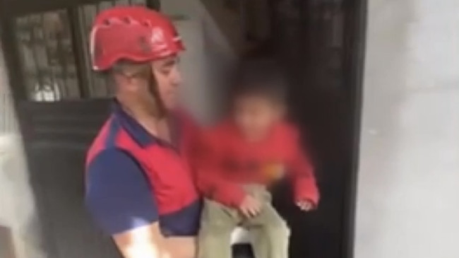 Osmaniye’de evde kilitli kalan çocuğu itfaiye ekibi çıkardı