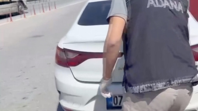 Adana’da 2 kilo 370 gram esrar bulunan otomobildeki 2 zanlı tutuklandı