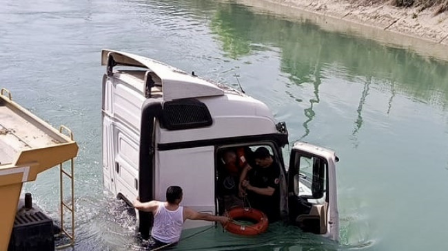 ADANA’DA ASFALT YÜKLÜ TIR SULAMA KANALINA DÜŞTÜ, SÜRÜCÜSÜNÜ İTFAİYE EKİPLERİ KURTARDI