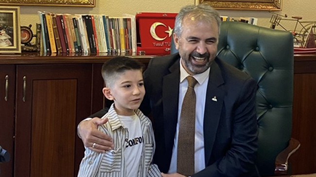 Adana’da okulunda 23 Nisan’da söylediği şarkılarla dikkati çeken öğrenciye hediye