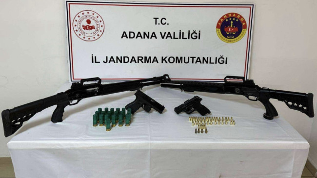 Adana’da evde yapılan aramalarda ruhsatsız 2 tabanca ve 2 av tüfeği ele geçirildi