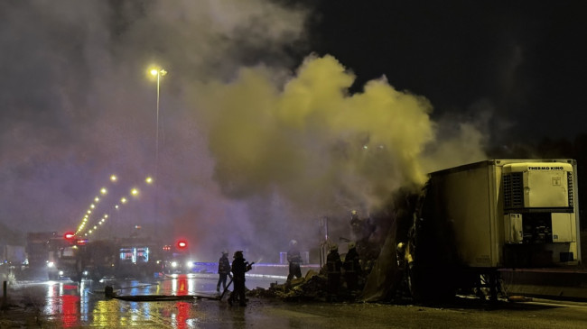 Adana’da iki araca çarpıp alev alan cipteki 2 kişi yaralandı