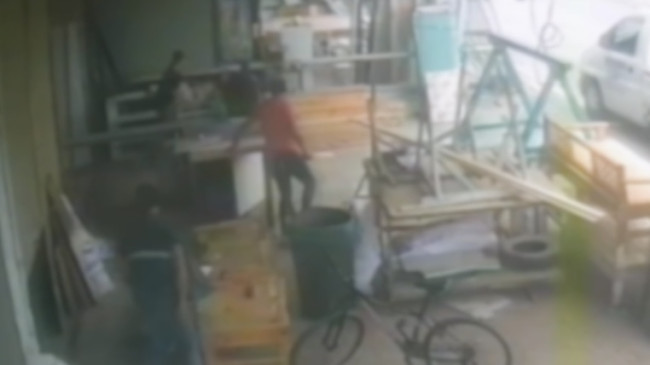 Adana’da kavga ettiği kişiyi kesici aletle yaraladı Kavga anı, güvenlik kamerasınca kaydedildi