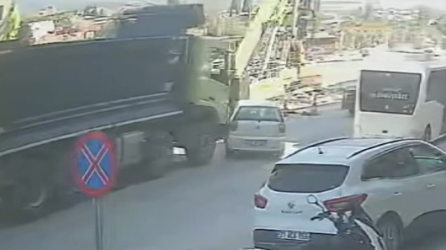 Hatay’da kamyonun otomobili sürüklediği kaza güvenlik kamerasında