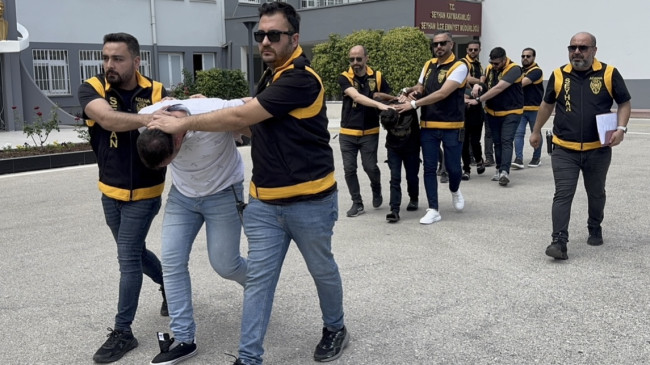 ADANA’DA FİLM GİBİ GASP: İŞ İNSANINI TUZAĞA DÜŞÜREN KADIN VE ARKADAŞLARI TEHDİTLE 613 BİN LİRASINI GASP ETTİ!