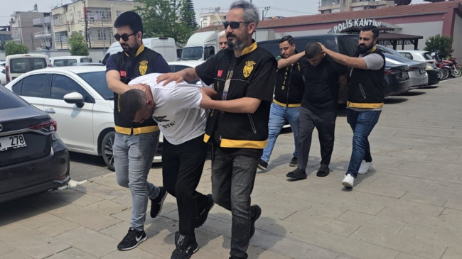 Adana’da 4 araçtan 500 bin lira tutarında altın, döviz ve eşya çalan 3 zanlı tutuklandı