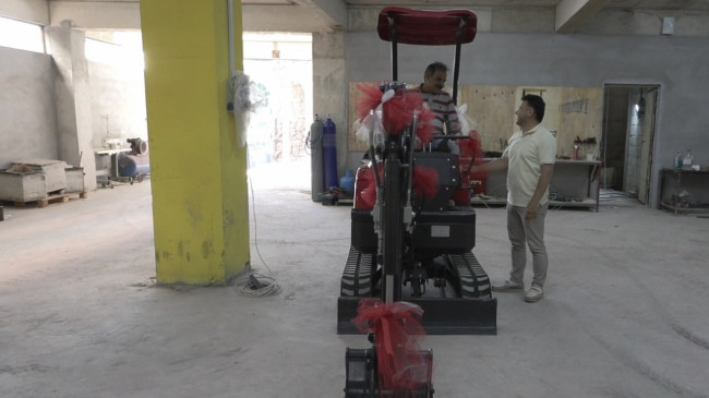 Gaziantepli işletmeci ülkesine dönen Suriyeli işçisine iş makinesi hediye etti