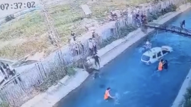 Adana’da sulama kanalına yuvarlanan cipteki 2 kişi kurtarıldı