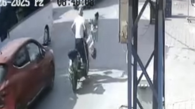 Adana’da motosikletin yayaya çarptığı kaza güvenlik kamerasında