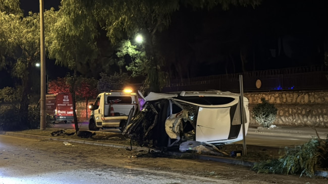 Adana’da otomobilin ağaçlara çarpması sonucu 5 kişi yaralandı