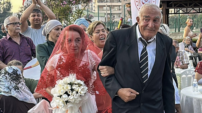 ADANA’DA KALDIKLARI HUZUREVİNDE TANIŞAN ÇİFT TÖRENLE EVLENDİ