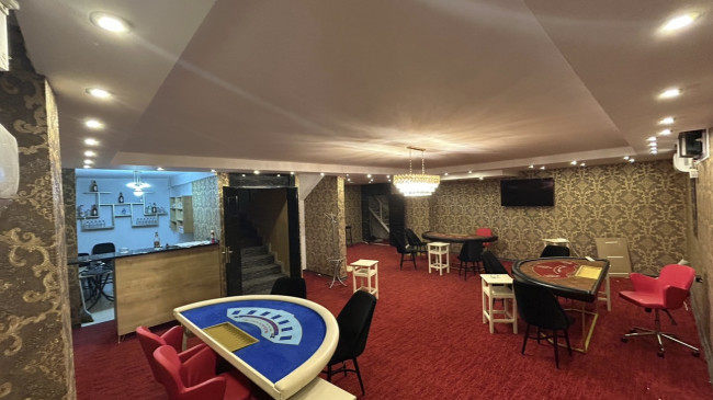 ADANA’DA ŞOK BASKIN: İNŞAAT MALZEMESİ DÜKKANINDA KUMARHANE VE CEPHANELİK ÇIKTI!