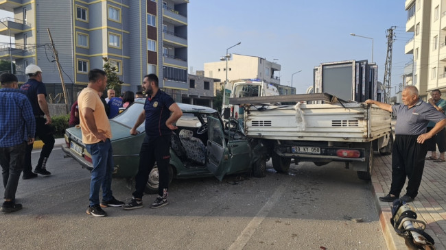 Osmaniye’de park halindeki kamyonete çarpan otomobildeki 2 kişi yaralandı